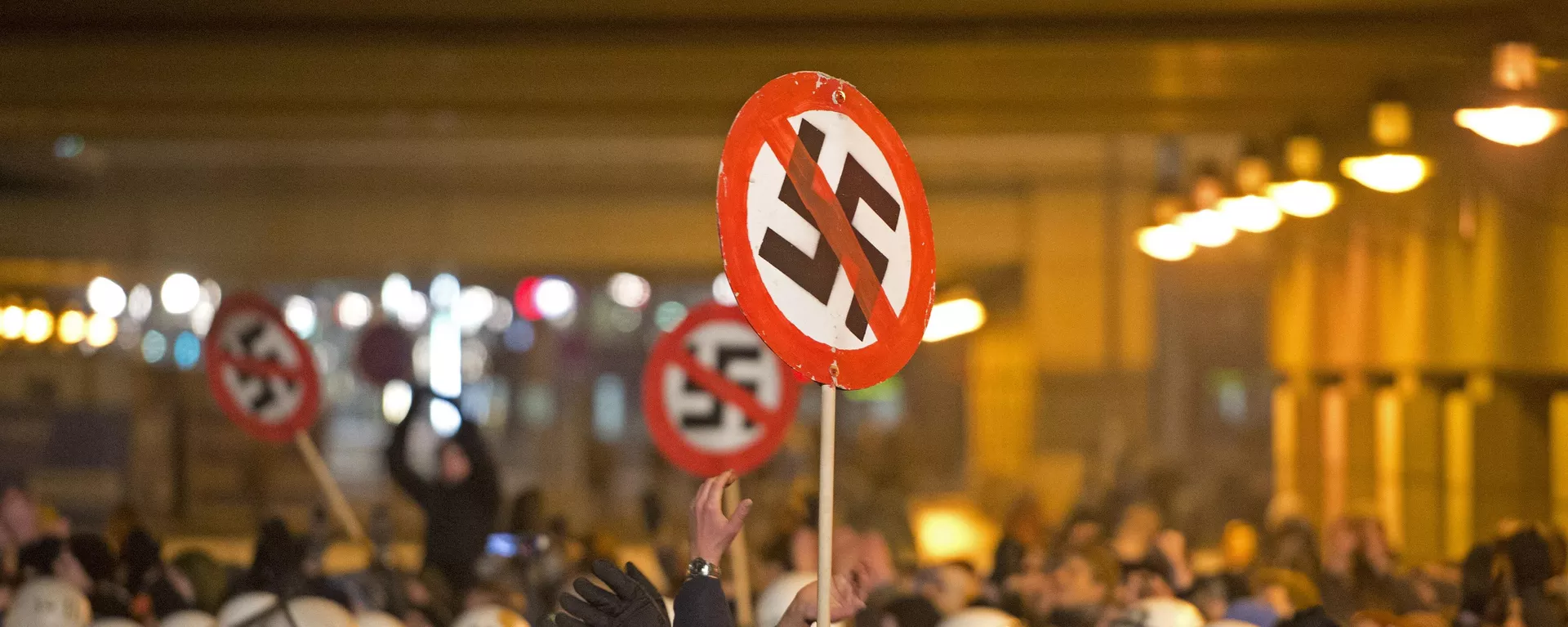 Manifestantes de esquerda protestam contra marcha de extrema-direita que marca o 67º aniversário dos bombardeios aliados durante a Segunda Guerra Mundial, em Dresden. Alemanha, 13 de fevereiro de 2013 - Sputnik Brasil, 1920, 08.11.2023