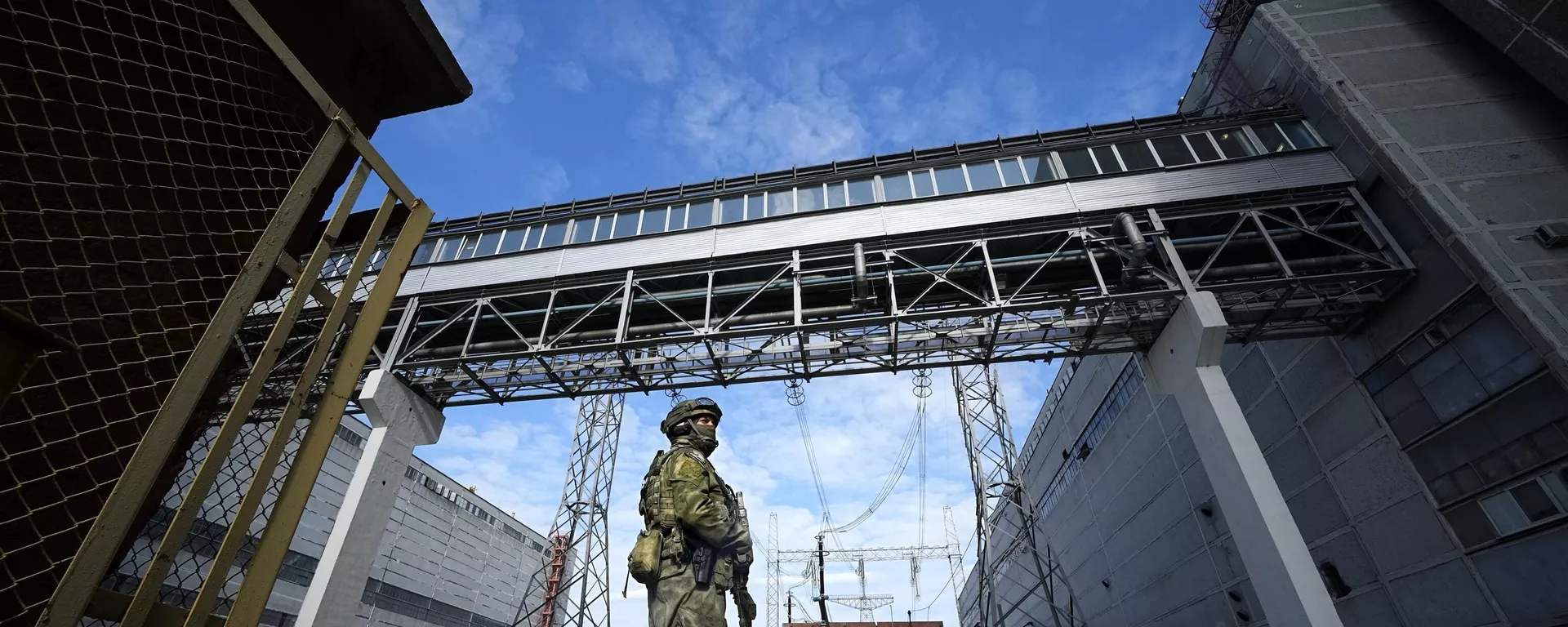 Militar russo guarda área da estação de energia nuclear de Zaporozhie - Sputnik Brasil, 1920, 11.04.2024