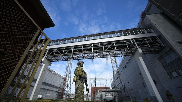 Militar russo guarda área da estação de energia nuclear de Zaporozhie - Sputnik Brasil