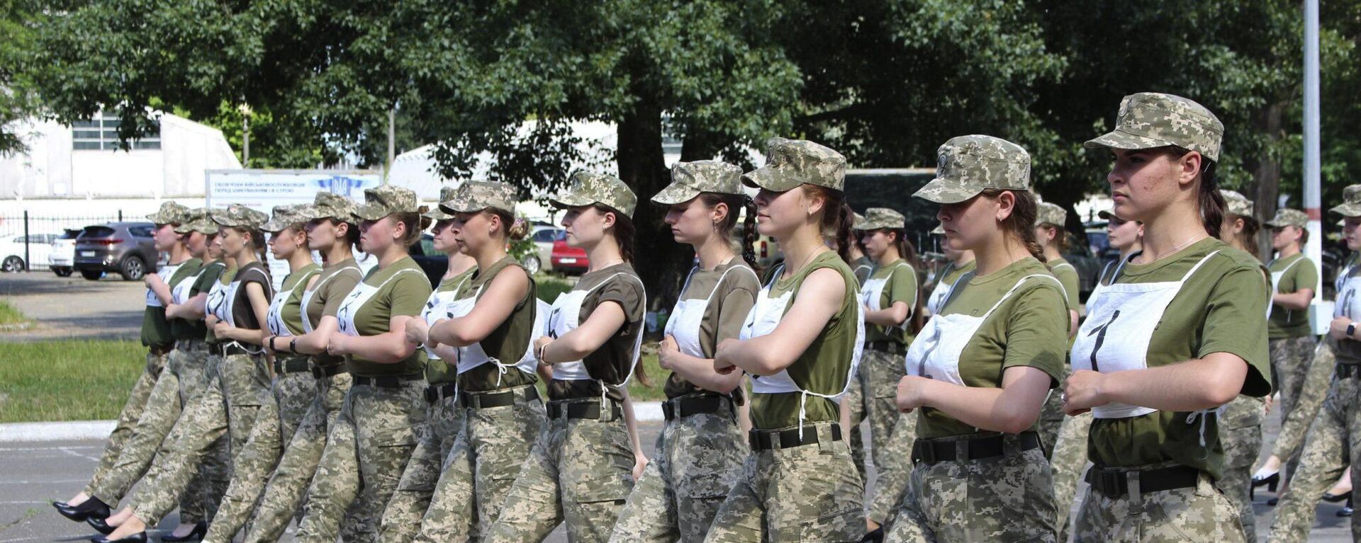 Mulheres soldados do Exército ucraniano usando salto alto em ensaio para uma parada em Kiev, em julho de 2018 - Sputnik Brasil, 1920, 08.11.2023