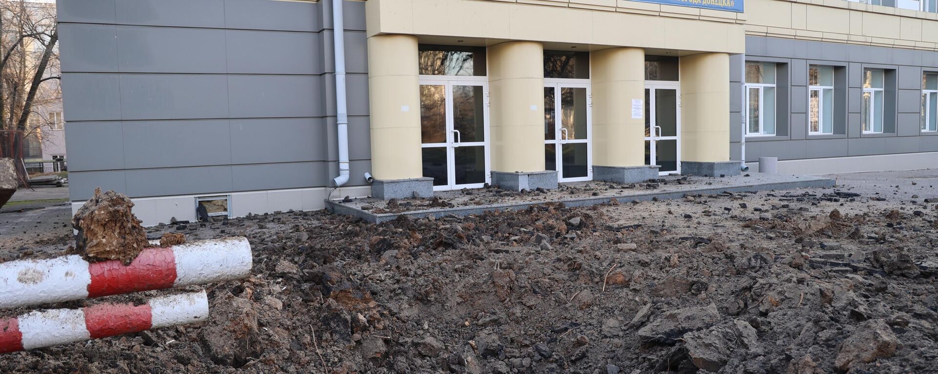Uma cratera decorrente de explosão, em frente a uma escola, como resultado do bombardeio de Donetsk pelas Forças Armadas ucranianas - Sputnik Brasil, 1920, 08.11.2023