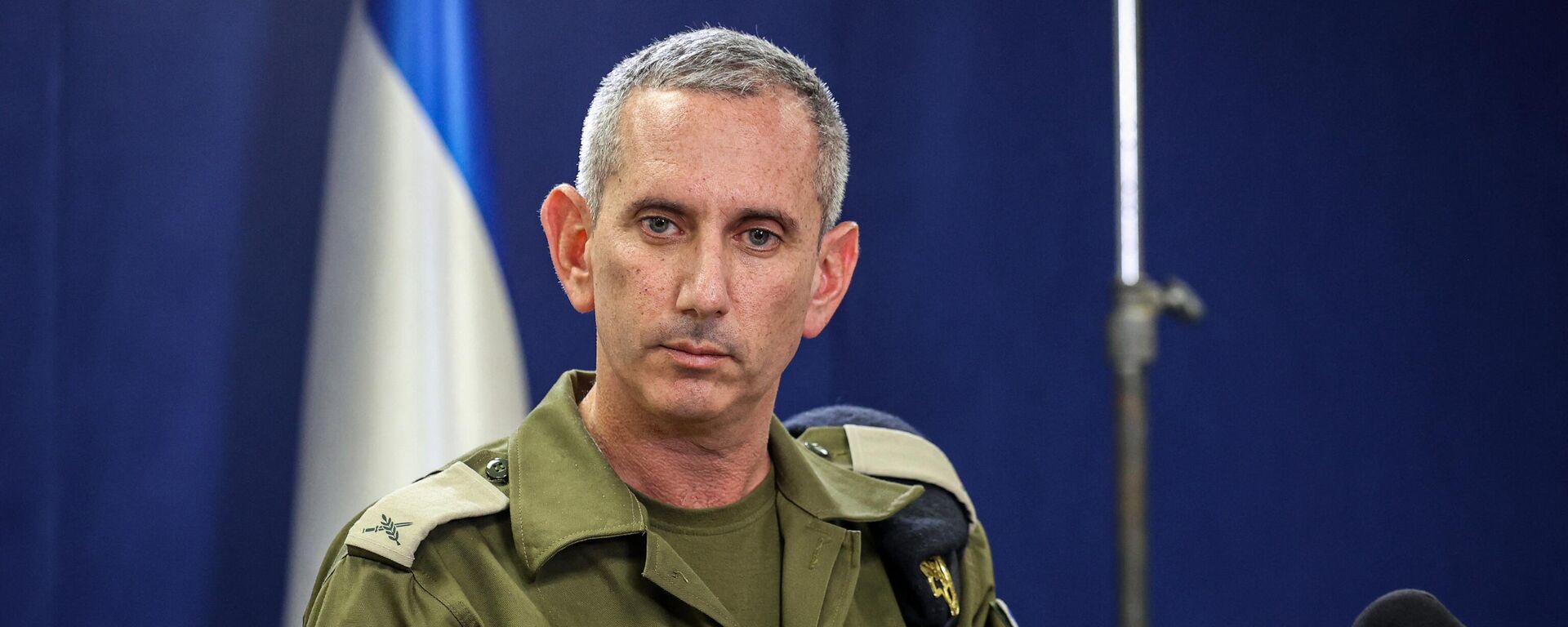 O porta-voz do Exército israelense, contra-almirante Daniel Hagari, fala à imprensa no Kirya, que abriga o Ministério da Defesa de Israel, em Tel Aviv. Israel, 18 de outubro de 2023 - Sputnik Brasil, 1920, 08.11.2023