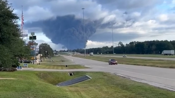 Vista da explosão em fábrica química em Shepherd, no Texas. Estados Unidos, 8 de novembro de 2023 - Sputnik Brasil