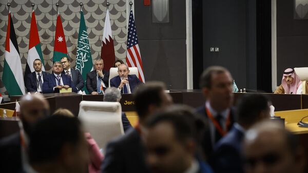 Secretário de Estado dos EUA, Antony Blinken (sentado, de costas) participa de cúpula de países árabes, na Jordânia, para tratar do conflito entre Israel e Hamas, em 4 de novembro de 2023 - Sputnik Brasil