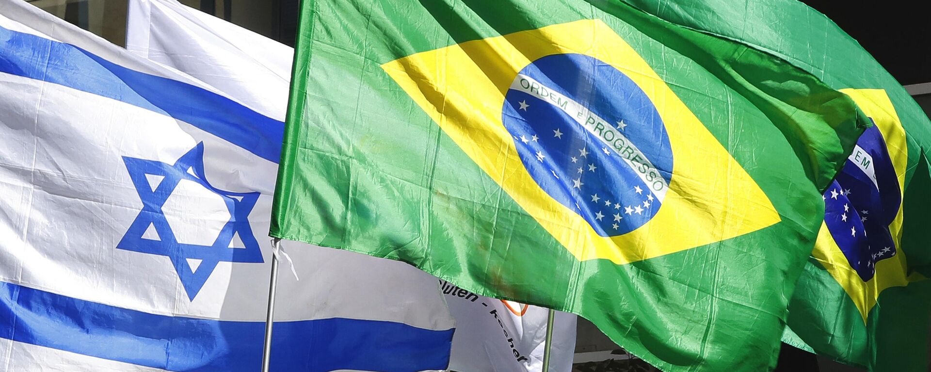 As bandeiras de Israel e do Brasil estão penduradas do lado de fora do prédio que abriga a Embaixada do Brasil, na cidade israelense de Tel Aviv - Sputnik Brasil, 1920, 09.11.2023