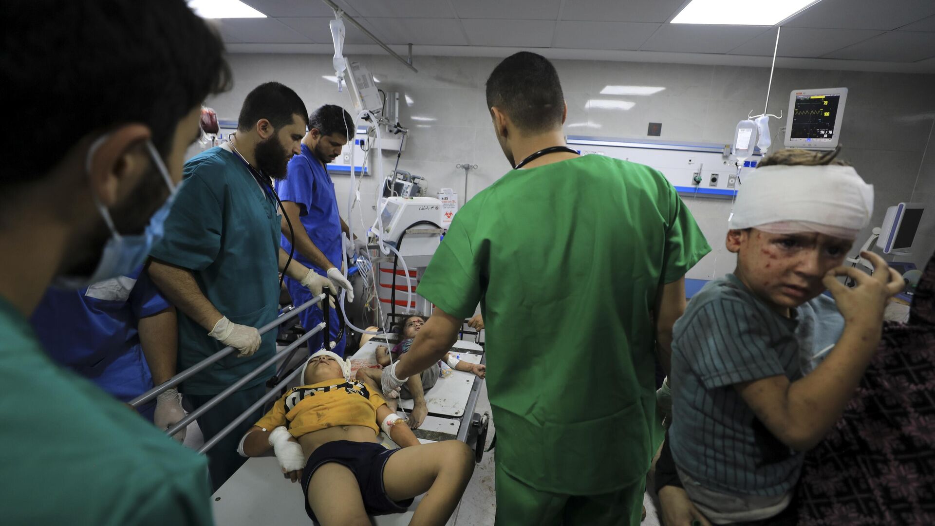 Médico palestino trata feridos após bombardeio israelense no hospital Al-Shifa. Gaza, 23 de outubro de 2023 - Sputnik Brasil, 1920, 15.11.2023