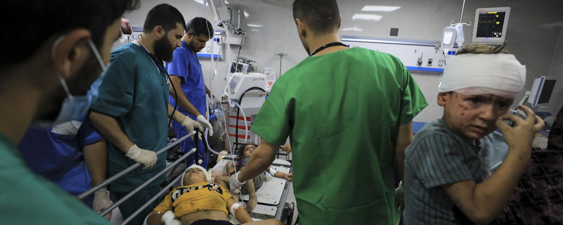 Médico palestino trata feridos após bombardeio israelense no hospital Al-Shifa. Gaza, 23 de outubro de 2023 - Sputnik Brasil, 1920, 09.11.2023