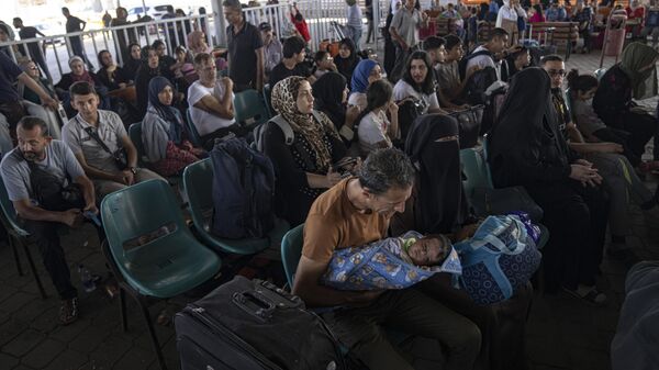 Palestinos esperam para cruzar para o Egito em Rafah. Faixa de Gaza, 1º de novembro de 2023 - Sputnik Brasil