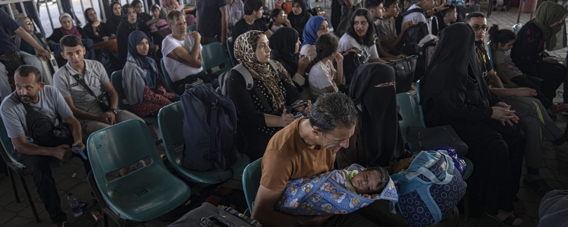 Palestinos esperam para cruzar para o Egito em Rafah. Faixa de Gaza, 1º de novembro de 2023 - Sputnik Brasil, 1920, 29.01.2024