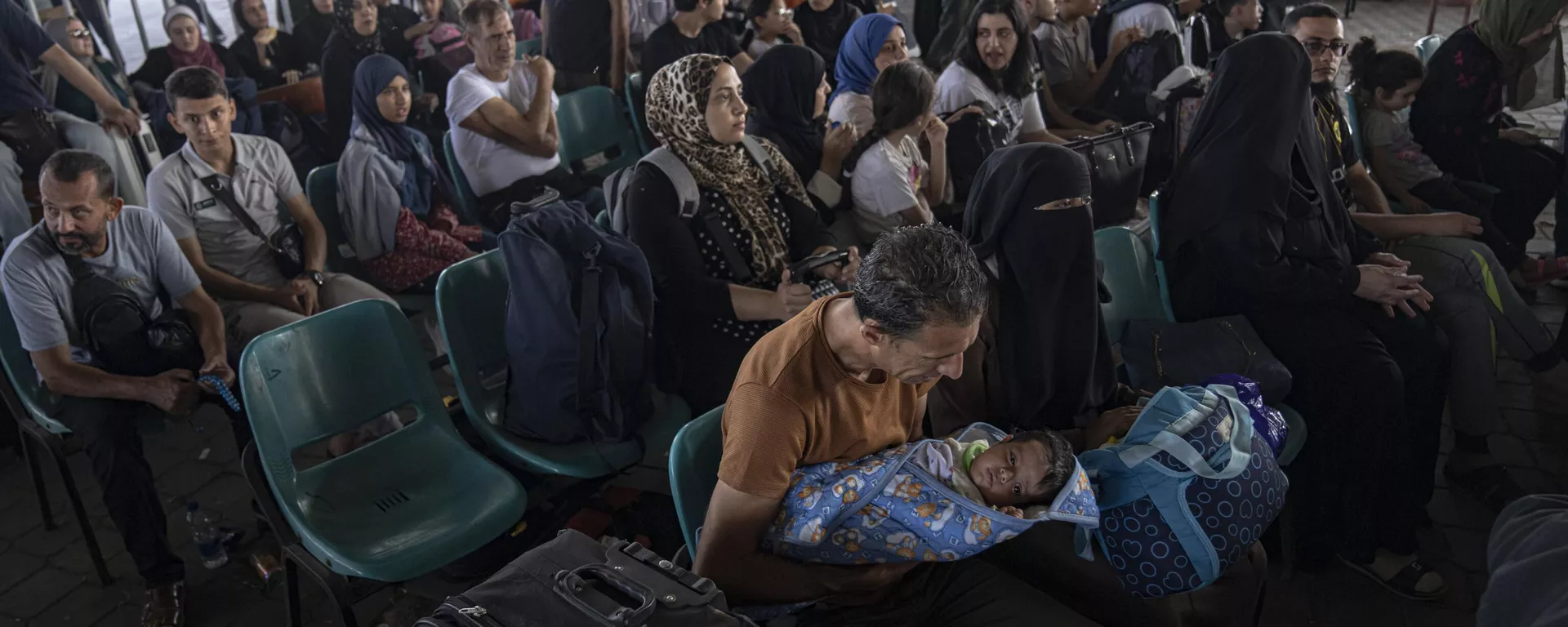 Palestinos esperam para cruzar para o Egito em Rafah. Faixa de Gaza, 1º de novembro de 2023 - Sputnik Brasil, 1920, 29.01.2024