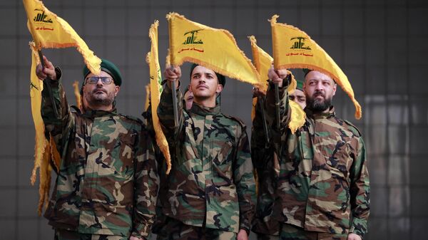 Combatentes libaneses do Hezbollah se preparam para marchar no funeral de um colega militante, morto um dia antes no sul do Líbano durante fogo transfronteiriço com tropas israelenses, em 4 de novembro de 2023 - Sputnik Brasil