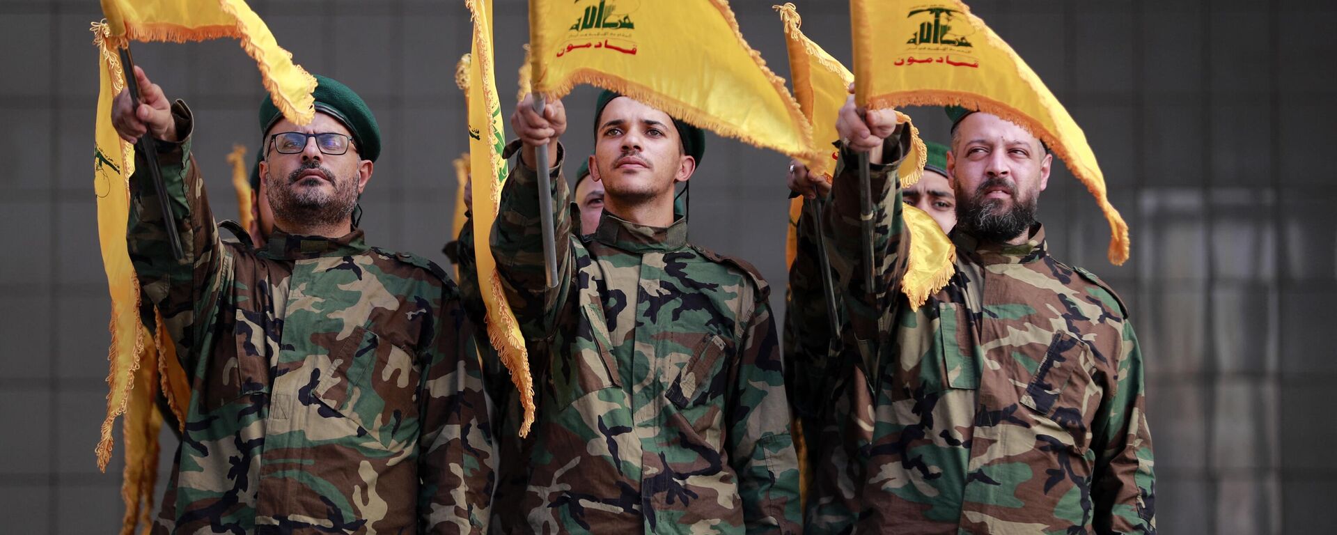 Combatentes libaneses do Hezbollah se preparam para marchar no funeral de um colega militante, morto um dia antes no sul do Líbano durante fogo transfronteiriço com tropas israelenses, em 4 de novembro de 2023 - Sputnik Brasil, 1920, 09.11.2023