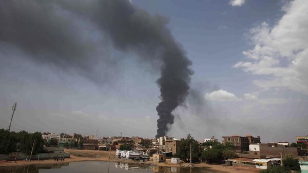 Explosões na cidade de Cartum, no Sudão, devido a combates entre as Forças Armadas do país e grupo de paramilitares, em outubro de 2023 - Sputnik Brasil