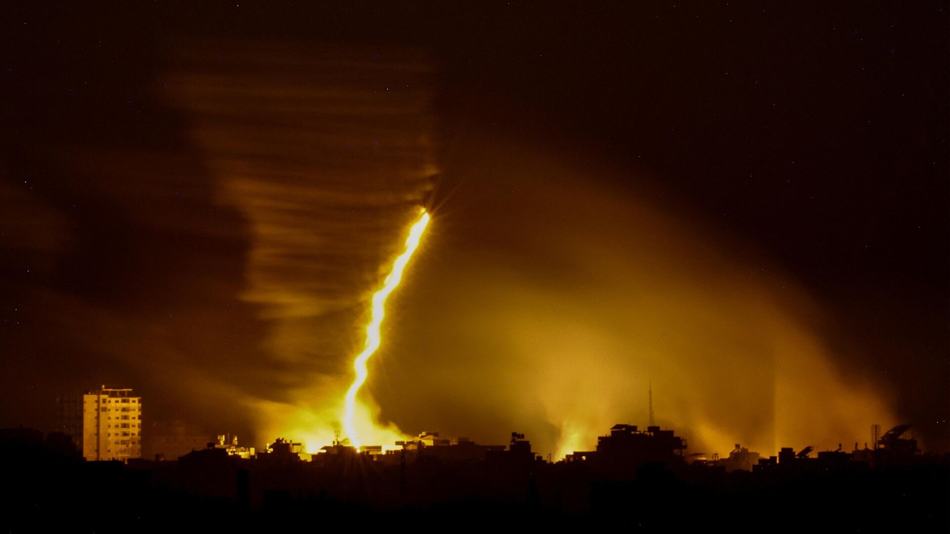 Sinalizadores são disparados por tropas israelenses na Faixa de Gaza durante bombardeios, em meio a batalhas contínuas com o movimento palestino Hamas, do lado israelense da fronteira com a Faixa de Gaza - Sputnik Brasil, 1920, 09.11.2023