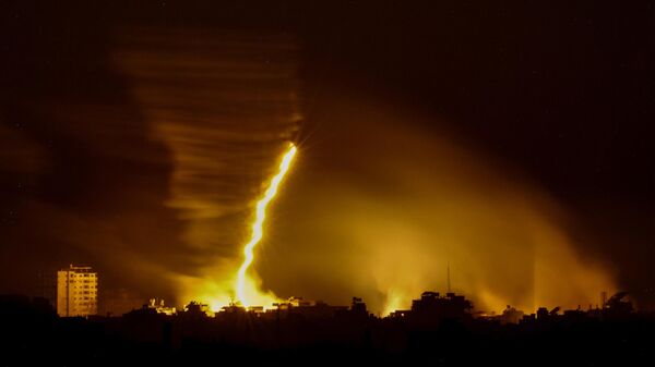 Sinalizadores são disparados por tropas israelenses na Faixa de Gaza durante bombardeios, em meio a batalhas contínuas com o movimento palestino Hamas, do lado israelense da fronteira com a Faixa de Gaza - Sputnik Brasil