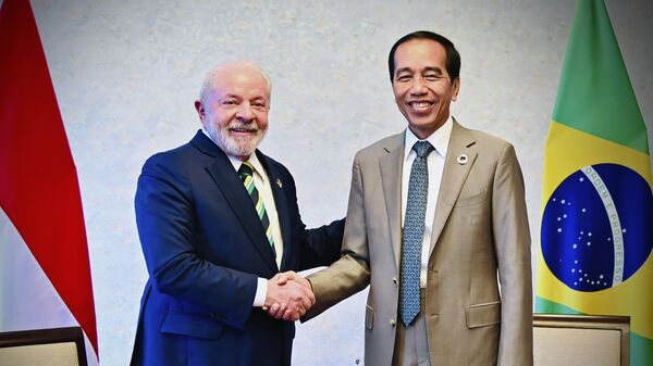 Presidente da Indonésia, Joko Widodo, e o presidente do Brasil, Luiz Inácio Lula da Silva, durante reunião bilateral à margem da Cúpula do G7, em 20 de maior de 2023 - Sputnik Brasil