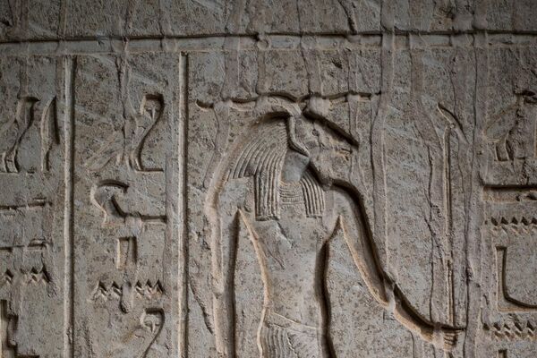 Representação em relevo do deus Banebedjedete do antigo Egito em um dos lados do sarcófago - Sputnik Brasil