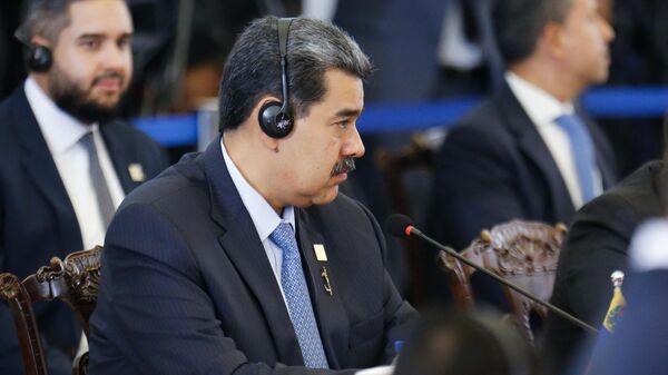 O presidente da Venezuela, Nicolás Maduro, ouve o presidente do Brasil, Luiz Inácio Lula da Silva, falando durante uma reunião com outros líderes sul-americanos no palácio do Itamaraty, em Brasília, em 30 de maio de 2023 - Sputnik Brasil