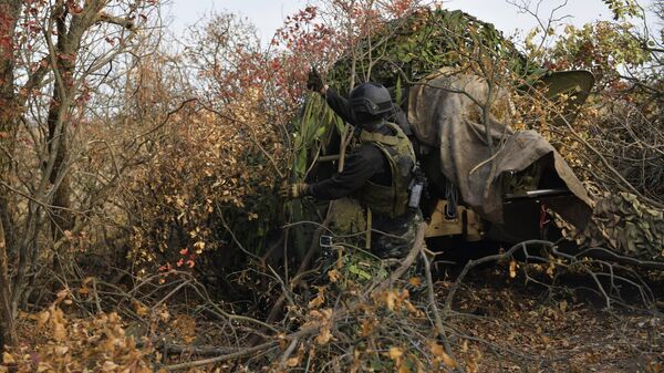 Artilheiro das Forças Armadas da Rússia durante combates contra as posições das Forças Armadas da Ucrânia usando canhão de 152 mm Giatsint-B na direção de Zaporozhie, na área da operação militar especial, foto publicada em 1º de novembro de 2023 - Sputnik Brasil