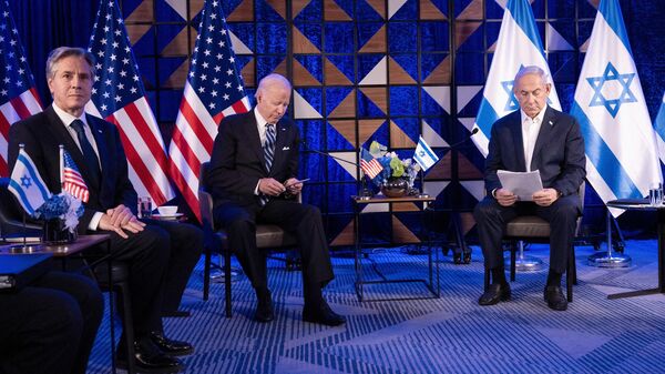 O Secretário de Estado dos EUA Antony Blinken (3º L) e o Presidente dos EUA Joe Biden (4º L) ouvem o primeiro-ministro de Israel, Benjamin Netanyahu, enquanto participam de uma reunião do gabinete de guerra israelense em Tel Aviv em 18 de outubro de 2023 - Sputnik Brasil