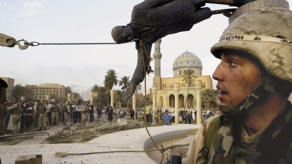 Civis iraquianos e soldados norte-americanos derrubam uma estátua de Saddam Hussein no centro de Bagdá, em 9 de abril de 2003 - Sputnik Brasil
