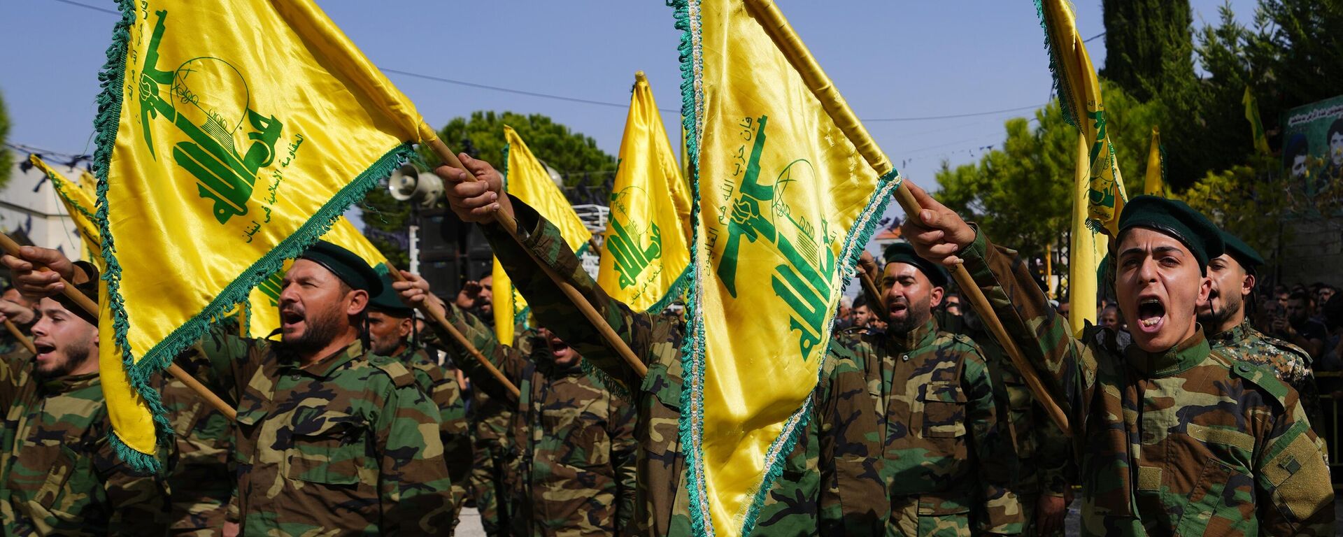 Combatentes do Hezbollah levantam a bandeira do grupo e gritam palavras de ordem enquanto assistem ao cortejo fúnebre de combatente morto por bombardeios israelenses, em Majadel. Líbano, 22 de outubro de 2023 - Sputnik Brasil, 1920, 10.11.2023