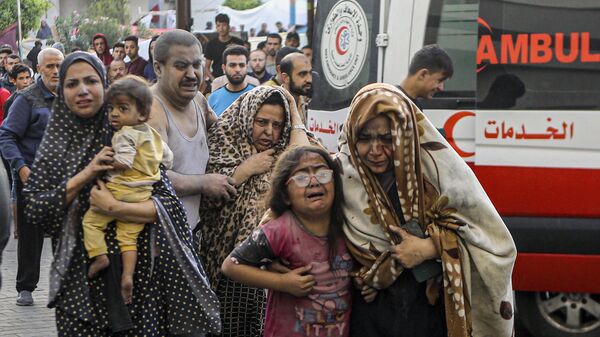 Palestinos tentam fugir de hospital atacado pelo Exército de Israel. Cidade de Gaza, 16 de outubro de 2023 - Sputnik Brasil