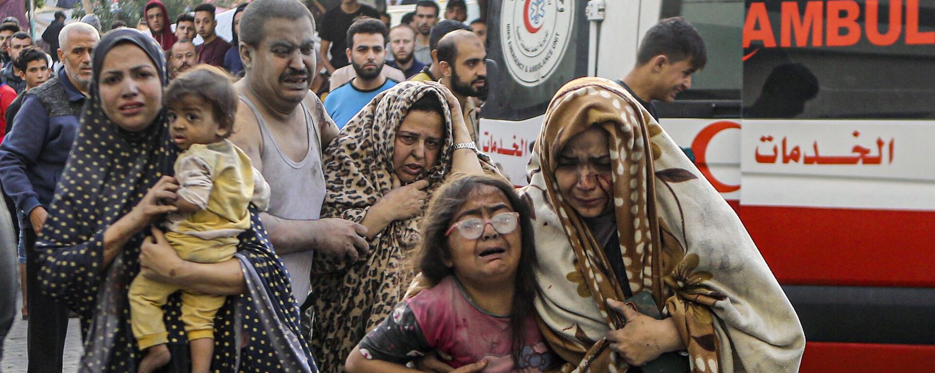 Palestinos tentam fugir de hospital atacado pelo Exército de Israel. Cidade de Gaza, 16 de outubro de 2023 - Sputnik Brasil, 1920, 12.01.2024
