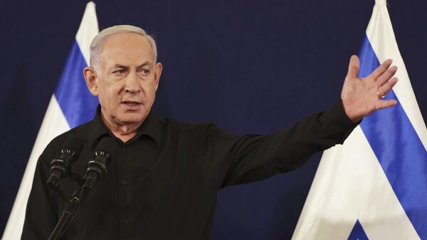 O primeiro-ministro israelense, Benjamin Netanyahu, fala durante uma entrevista coletiva com o ministro da Defesa, Yoav Gallant, e o ministro de gabinete, Benny Gantz, na base militar de Kirya em Tel Aviv, Israel, sábado, 28 de outubro de 2023 - Sputnik Brasil