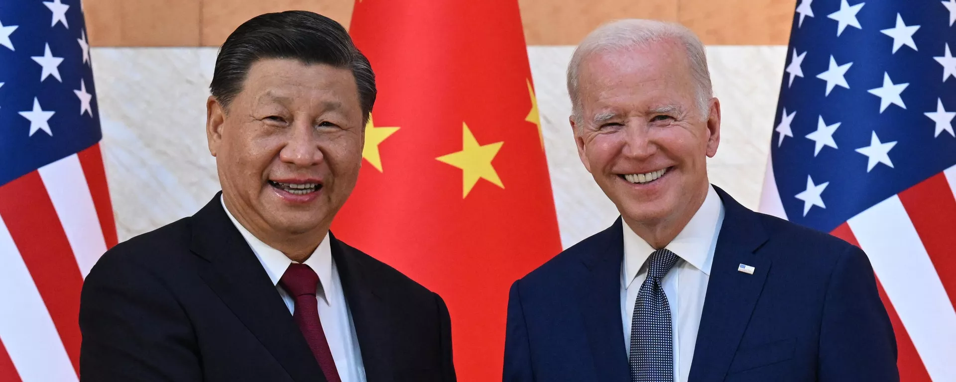 Xi Jinping (à esquerda) e Joe Biden (à direita), presidentes da China e dos EUA, respetivamente, apertam as mãos enquanto se reúnem à margem da Cúpula do G20 em Nusa Dua, Bali, Indonésia, 14 de novembro de 2022 Xi Jinping (à esquerda) e Joe Biden (à direita), presidentes da China e dos EUA, respetivamente, apertam as mãos enquanto se reúnem à margem da Cúpula do G20 em Nusa Dua, Bali, Indonésia, 14 de novembro de 2022 - Sputnik Brasil, 1920, 16.11.2023