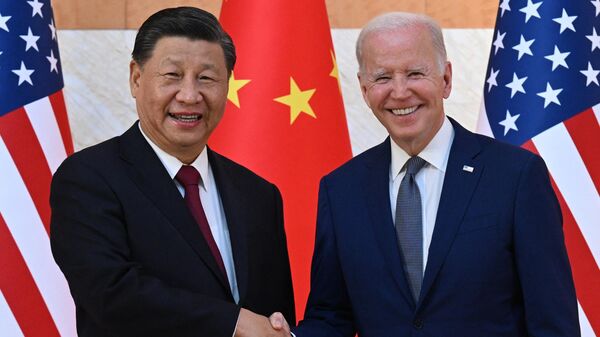 Xi Jinping (à esquerda) e Joe Biden (à direita), presidentes da China e dos EUA, respetivamente, apertam as mãos enquanto se reúnem à margem da Cúpula do G20 em Nusa Dua, Bali, Indonésia, 14 de novembro de 2022 - Sputnik Brasil
