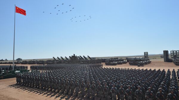 Helicópteros militares chineses voam em formação para fazer o número “90” durante um desfile militar na base de treinamento de Zhurihe, na região norte da Mongólia Interior, no norte da China (foto de arquivo) - Sputnik Brasil