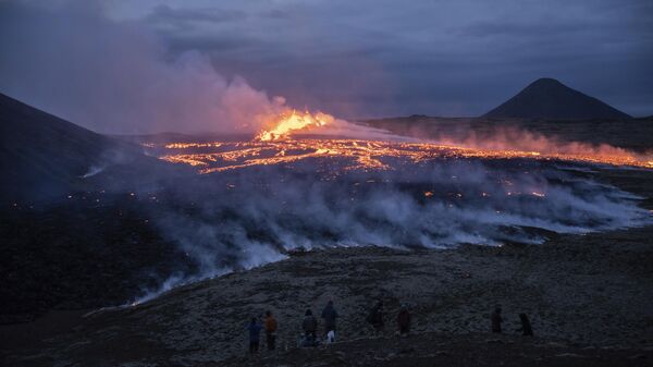 Lava emerge de uma fissura do vulcão Fagradalsfjall perto da montanha Litli-Hrútur, cerca de 30 quilômetros (19 milhas) a sudoeste de Reykjavik, Islândia, 10 de julho de 2023 - Sputnik Brasil