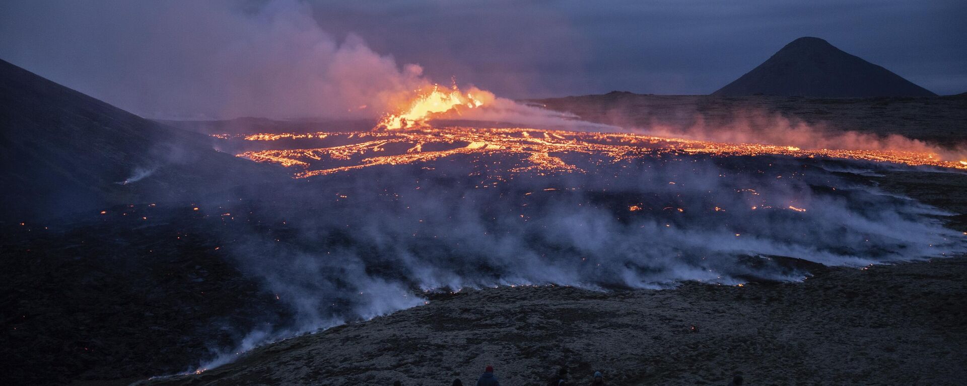 Lava emerge de uma fissura do vulcão Fagradalsfjall perto da montanha Litli-Hrútur, cerca de 30 quilômetros (19 milhas) a sudoeste de Reykjavik, Islândia, 10 de julho de 2023 - Sputnik Brasil, 1920, 11.11.2023