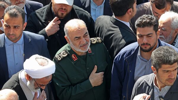 Hossein Salami, comandante do Corpo de Guardiões da Revolução Islâmica (IRGC, na sigla em inglês) (no centro), participa de procissão fúnebre de dois membros do IRGC mortos por Israel na Síria, em Teerã, Irã, 4 de abril de 2023 - Sputnik Brasil
