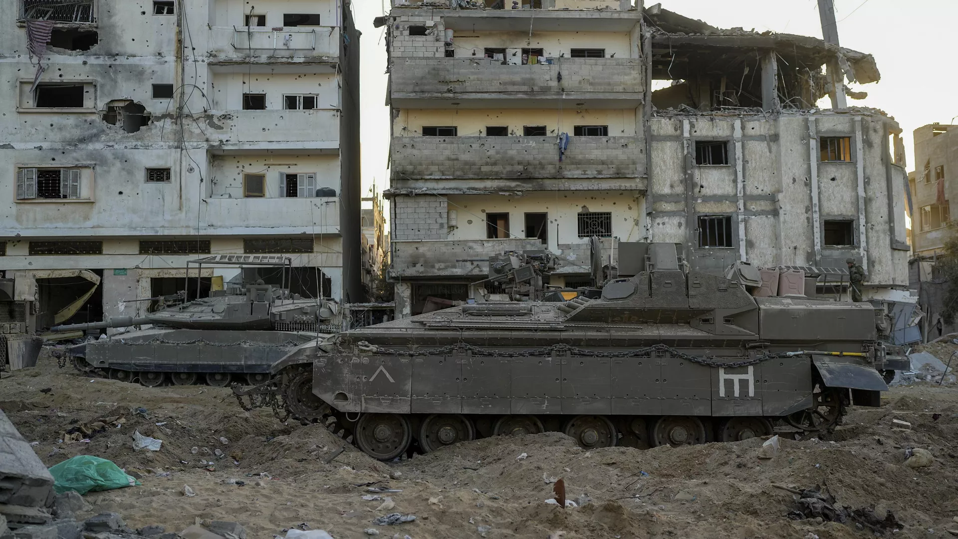 Tanques de guerra israelenses em meio a prédios palestinos destruídos pelo conflito. Faixa de Gaza, 11 de novembro de 2023 Tanques de guerra israelenses em meio a prédios palestinos destruídos pelo conflito. Faixa de Gaza, 11 de novembro de 2023 - Sputnik Brasil, 1920, 14.11.2023