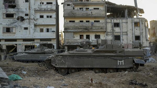 Tanques de guerra israelenses em meio a prédios palestinos destruídos pelo conflito. Faixa de Gaza, 11 de novembro de 2023 - Sputnik Brasil