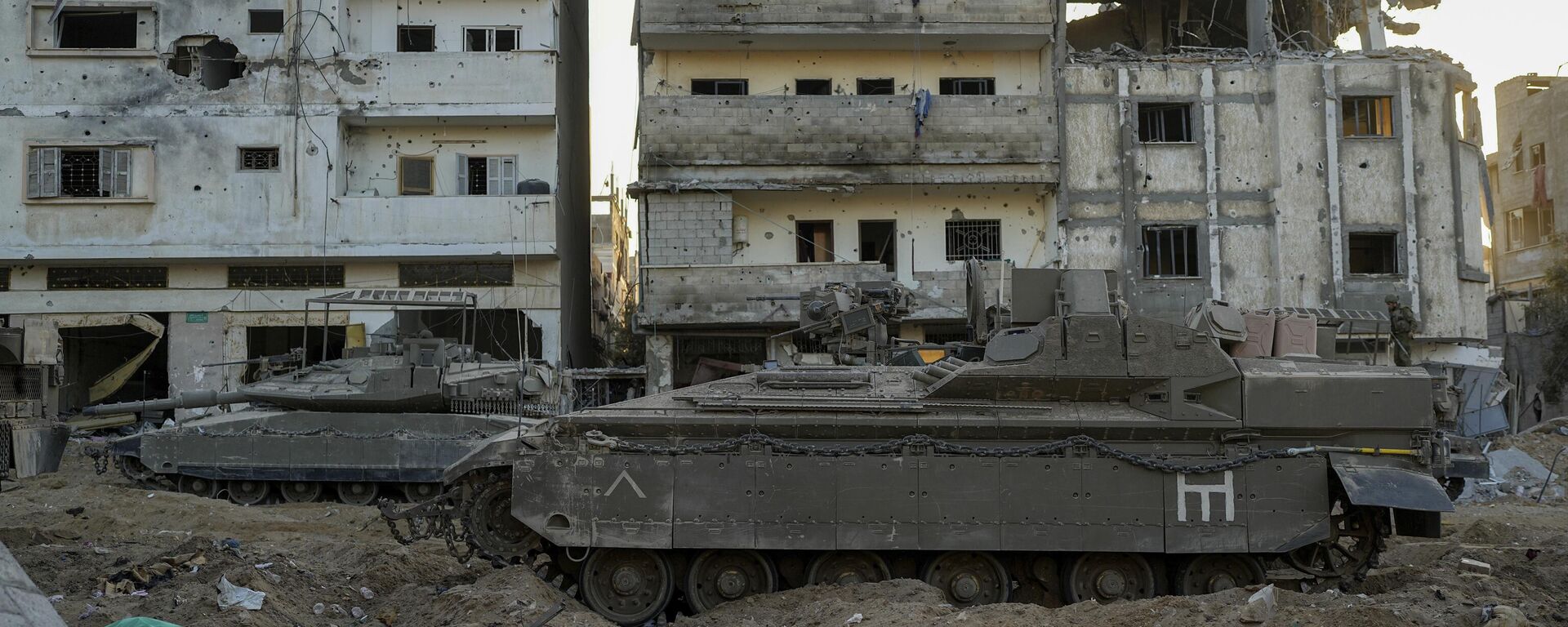Tanques de guerra israelenses em meio a prédios palestinos destruídos pelo conflito. Faixa de Gaza, 11 de novembro de 2023 - Sputnik Brasil, 1920, 11.11.2023