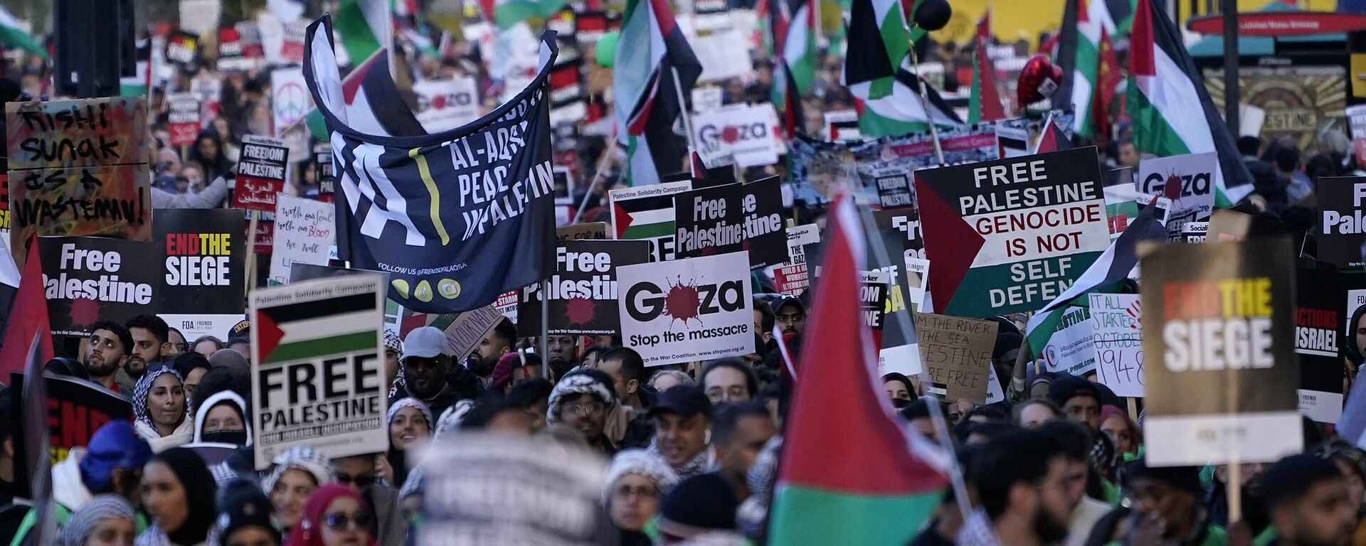Manifestantes com placas pró-palestina em ato que lotou praças e ruas. Londres, 11 de novembro de 2023 - Sputnik Brasil, 1920, 11.11.2023