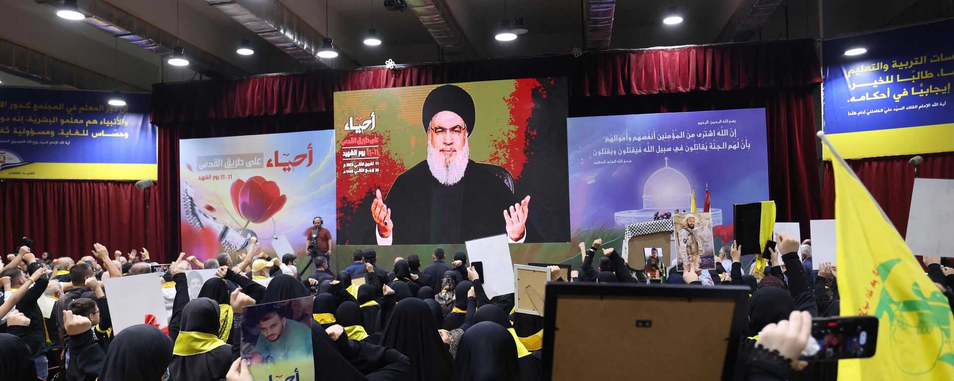 Apoiadores do movimento muçulmano xiita libanês Hezbollah assistem ao chefe do movimento, Hassan Nasrallah, fazer um discurso televisionado em uma grande tela comemorando o Dia anual dos Mártires do Hezbollah, nos subúrbios ao sul de Beirute, em 11 de novembro de 2023 - Sputnik Brasil, 1920, 11.11.2023