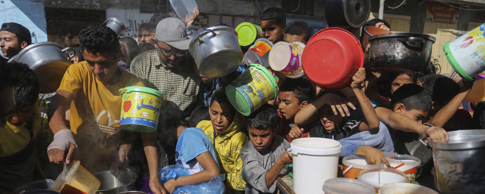 Palestinos durante distribuição de comida por agências internacionais que seguem no território em meio ao conflito com Israel. Faixa de Gaza, 8 de novembro de 2023 - Sputnik Brasil, 1920, 11.11.2023