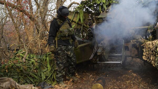 Militar russo usa canhão de 152 mm Giatsint-B nas posições das Forças Armadas da Ucrânia, na direção de Zaporozhie, na zona da operação militar especial, em 1º de novembro de 2023 - Sputnik Brasil