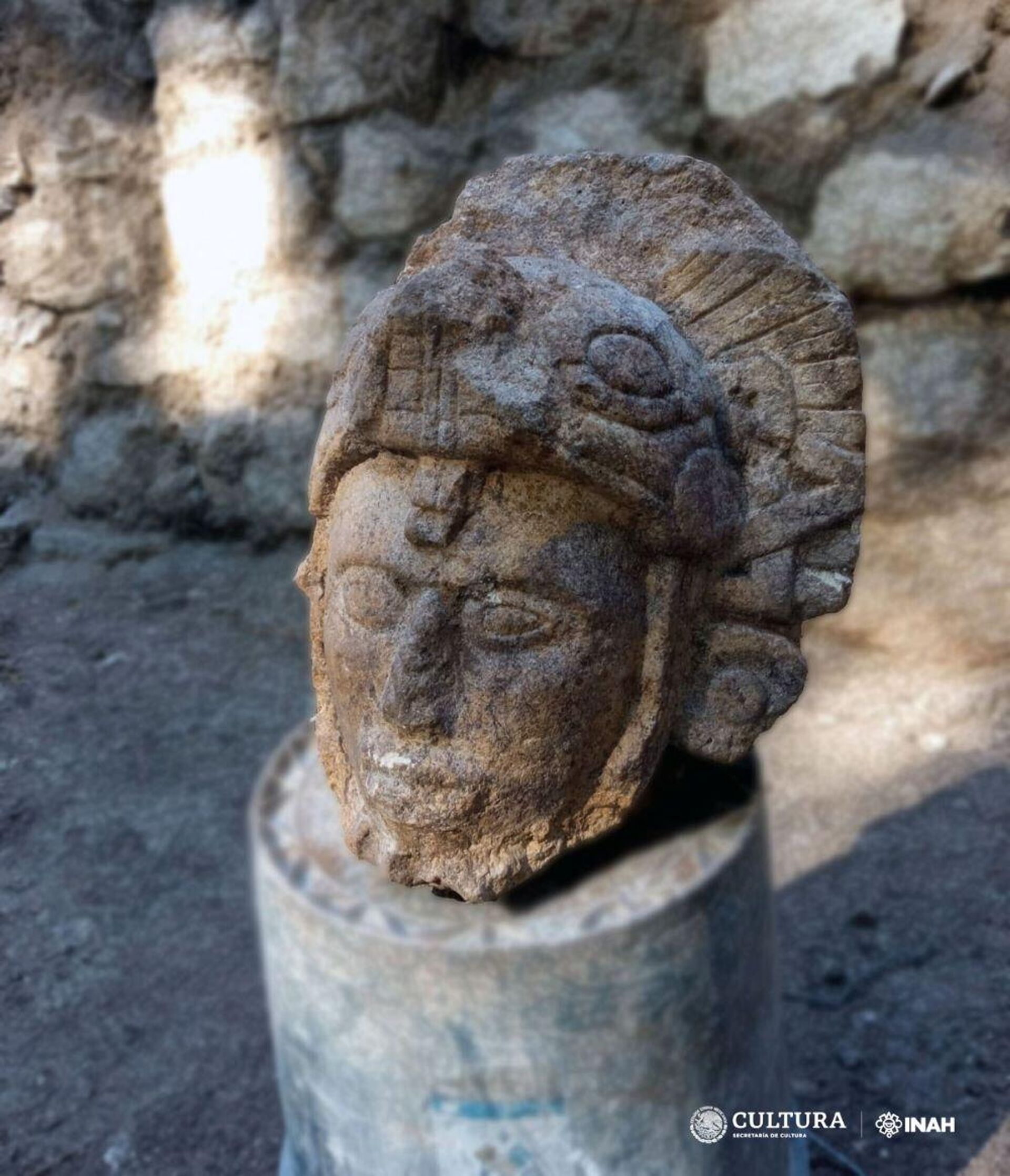 Uma antiga escultura antropomorfa da cabeça de um guerreiro maia vestindo a cabeça de uma cobra como elmo foi descoberta em Chichén Itzá, Yucatán, México - Sputnik Brasil, 1920, 12.11.2023