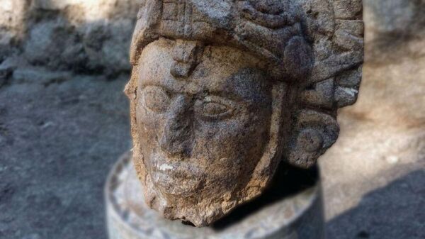 Uma antiga escultura antropomorfa da cabeça de um guerreiro maia vestindo a cabeça de uma cobra como elmo foi descoberta em Chichén Itzá, Yucatán, México - Sputnik Brasil