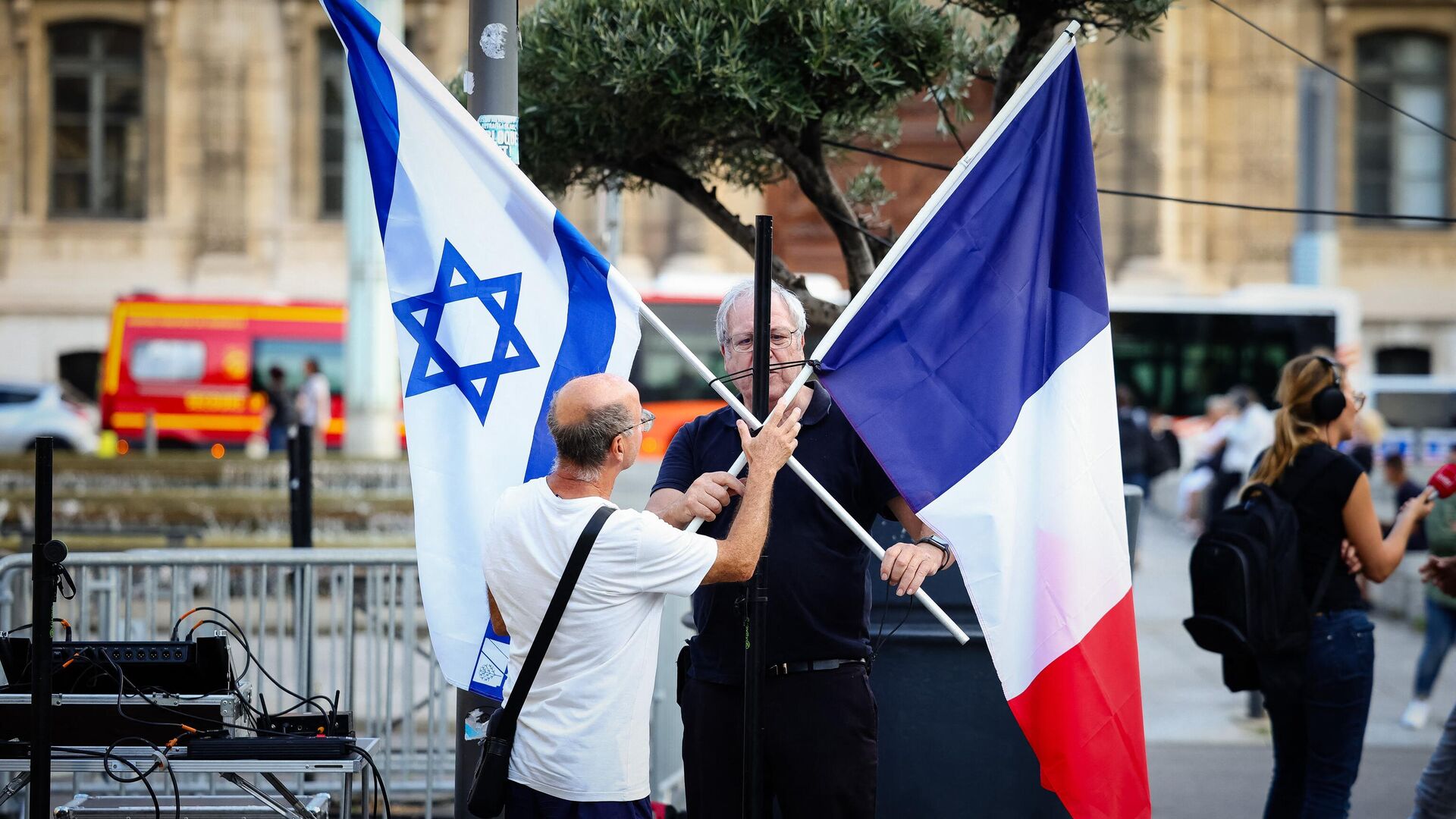 Manifestantes arrumam uma bandeira nacional israelense e uma bandeira nacional francesa durante manifestação em apoio ao povo de Israel em Marselha, sul da França, em 9 de outubro de 2023 - Sputnik Brasil, 1920, 13.11.2023