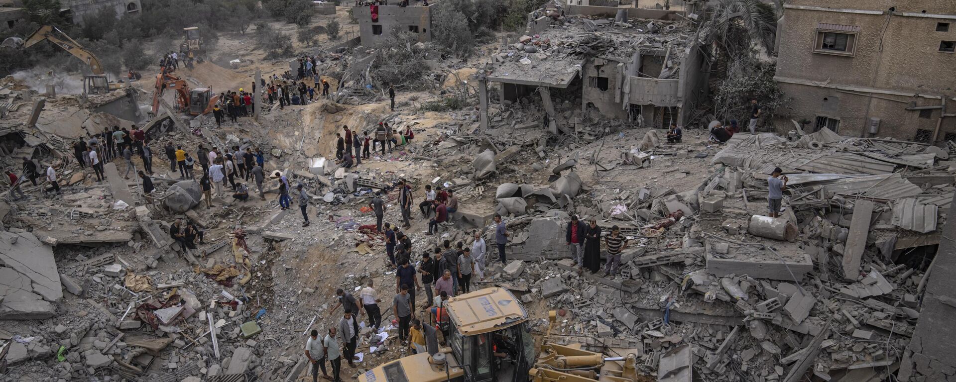 Bairro inteiro fica destruído após vários ataques aéreos de Israel na região sul da Faixa de Gaza. Khan Younis, 12 de novembro de 2023 - Sputnik Brasil, 1920, 13.11.2023