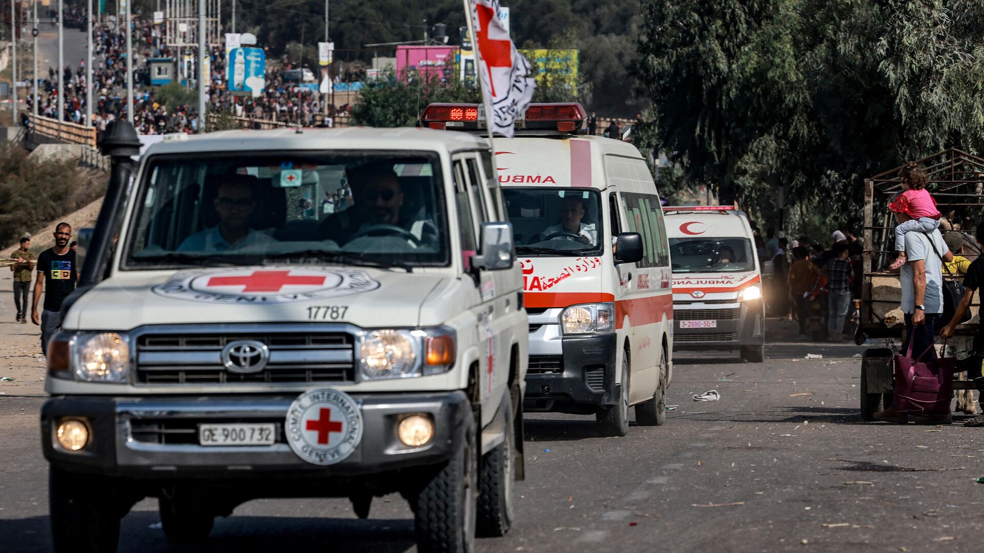 Veículo do Comitê Internacional da Cruz Vermelha (CICV) escolta ambulâncias do Ministério da Saúde palestino que transportam pessoas feridas até a passagem de Rafah, com o Egito, de Bureij, no centro da Faixa de Gaza, em 9 de novembro de 2023 - Sputnik Brasil, 1920, 12.11.2023