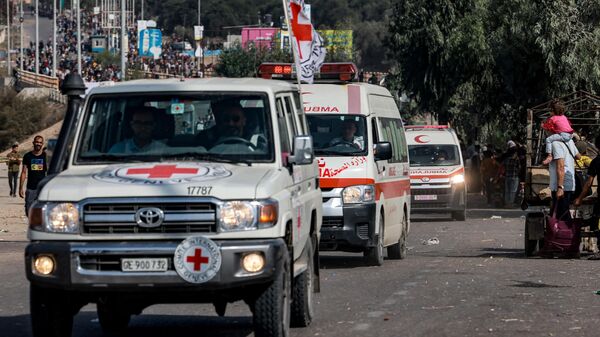 Veículo do Comitê Internacional da Cruz Vermelha (CICV) escolta ambulâncias do Ministério da Saúde palestino que transportam pessoas feridas até a passagem de Rafah, com o Egito, de Bureij, no centro da Faixa de Gaza, em 9 de novembro de 2023 - Sputnik Brasil