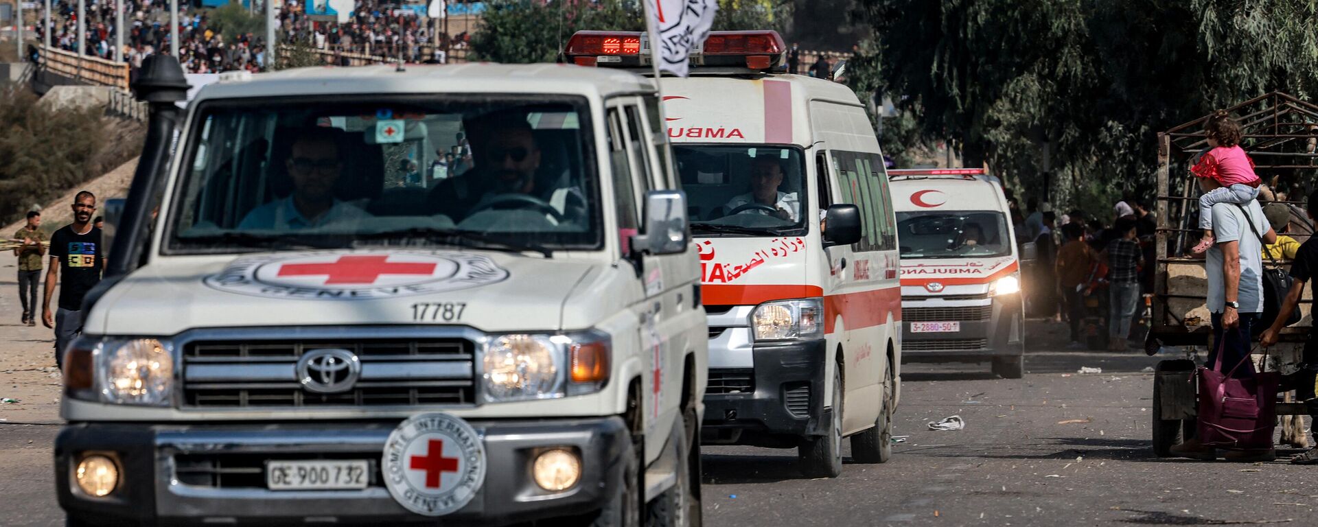 Veículo do Comitê Internacional da Cruz Vermelha (CICV) escolta ambulâncias do Ministério da Saúde palestino que transportam pessoas feridas até a passagem de Rafah, com o Egito, de Bureij, no centro da Faixa de Gaza, em 9 de novembro de 2023 - Sputnik Brasil, 1920, 28.11.2023