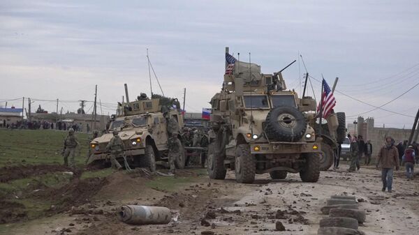 Pessoas e soldados próximos a comboio americano em vilarejo na Síria. - Sputnik Brasil